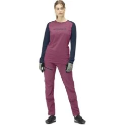 Norrona T-Shirt Manches Longues Femme - Fjørå Equaliser Lightweight - Violet Quartz/Indigo Night 8 Norrona T-Shirt Manches Longues Femme - Fjørå Equaliser Lightweight - Violet Quartz/Indigo Night -Norrona norrona fjora equaliser lightweight long sleeve shirt women violet quartz indigo night model 1 1399580