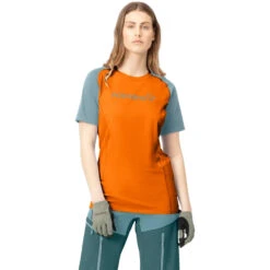 Norrona T-Shirt Femme - Fjørå Equaliser Lightweight - Orange Popsicle/Tourmaline